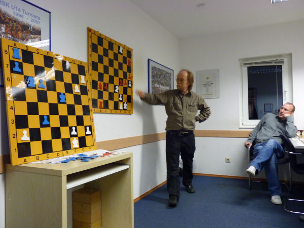 Mathias Bach bei der Analyse